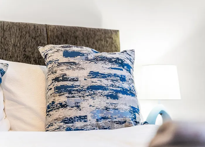 Centre - Balcony Views - Free Parking - Fast Wifi Апартаменти Лідс