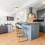 Centre - Balcony Views - Free Parking - Fast Wifi *