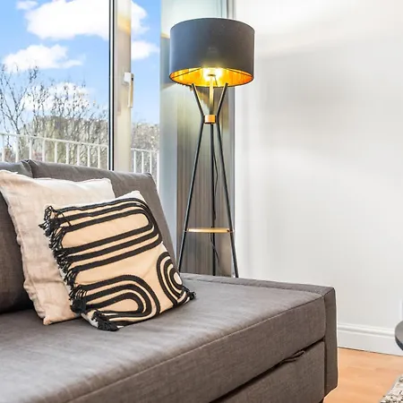 Centre - Balcony Views - Free Parking - Fast Wifi *