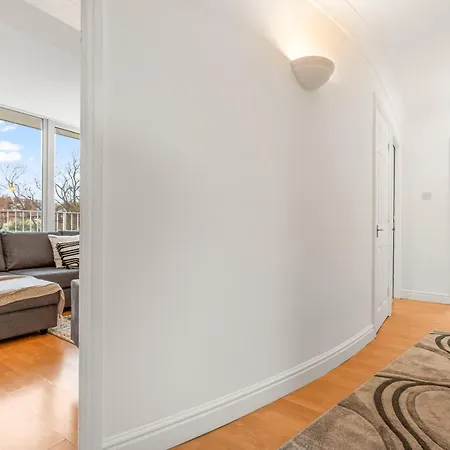 Centre - Balcony Views - Free Parking - Fast Wifi Apartmán Leeds (West Yorkshire)