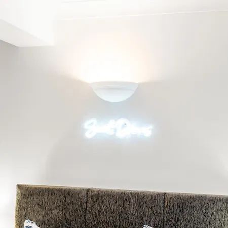 Centre - Balcony Views - Free Parking - Fast Wifi *