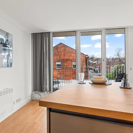 Apartmán Centre - Balcony Views - Free Parking - Fast Wifi