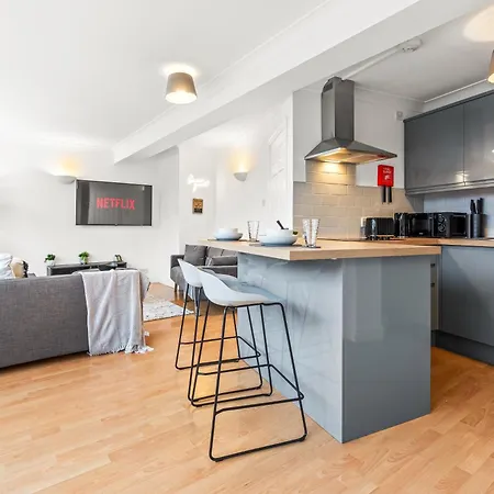 Centre - Balcony Views - Free Parking - Fast Wifi *
