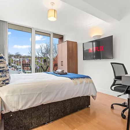 Apartment Centre - Balcony Views - Free Parking - Fast Wifi *