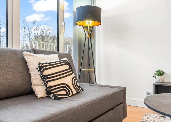 Centre - Balcony Views - Free Parking - Fast Wifi *