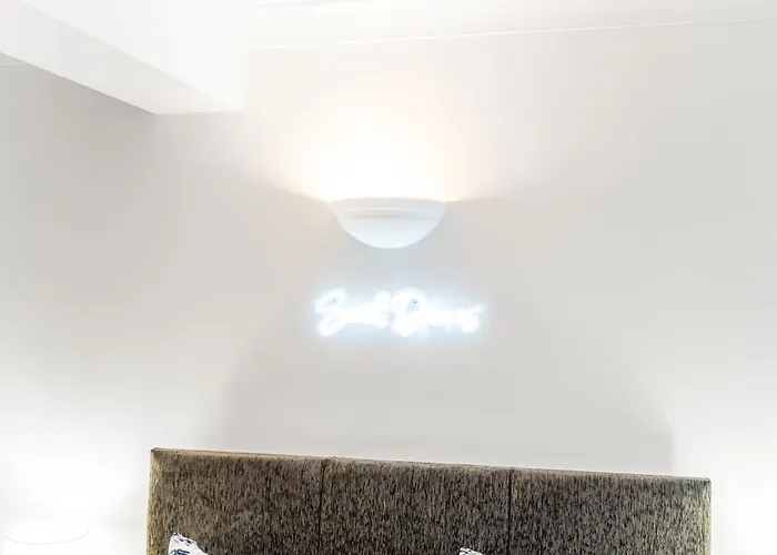 Centre - Balcony Views - Free Parking - Fast Wifi *