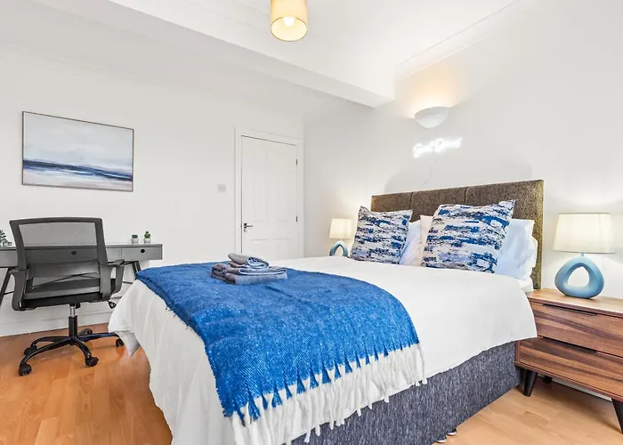 Centre - Balcony Views - Free Parking - Fast Wifi