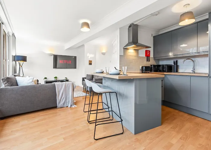 Centre - Balcony Views - Free Parking - Fast Wifi *