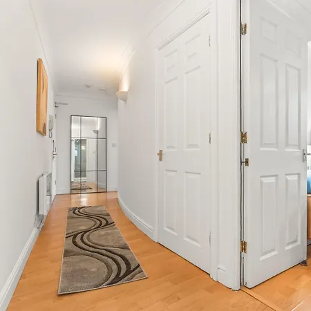 Apartment Centre - Balcony Views - Free Parking - Fast Wifi Leeds (West Yorkshire)