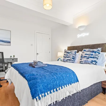 Centre - Balcony Views - Free Parking - Fast Wifi